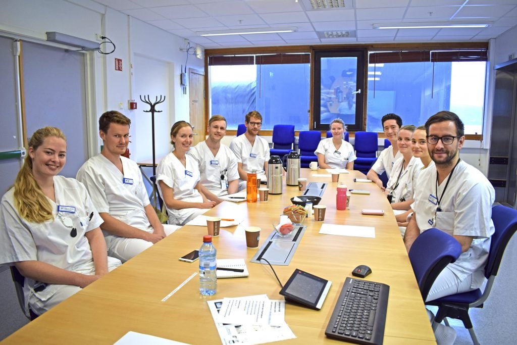 En gruppe mennesker som sitter ved et bord