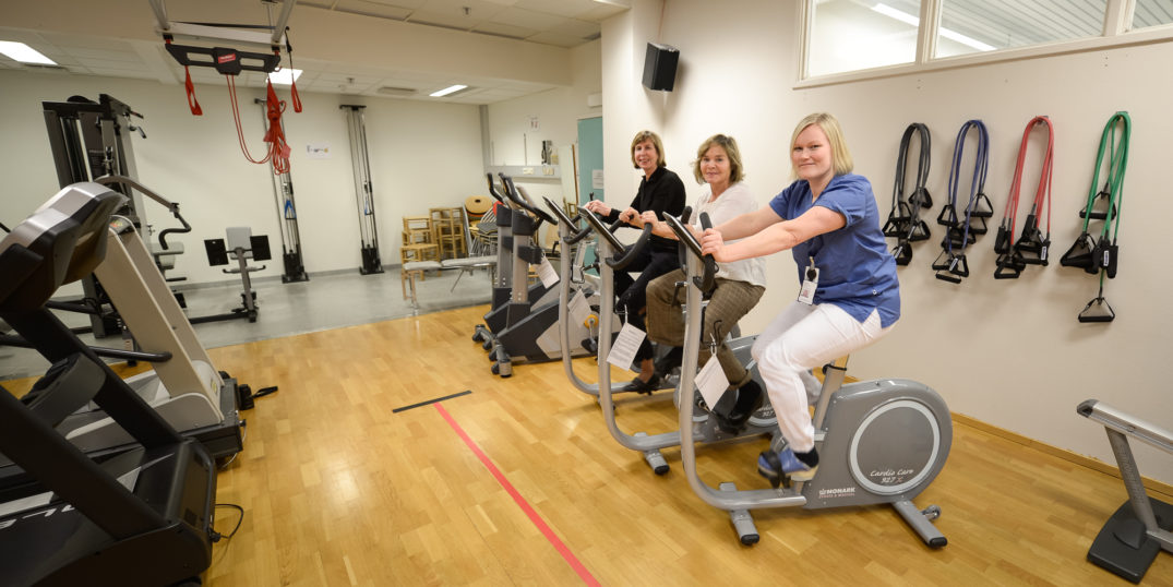 En gruppe kvinner som trener på et treningssenter