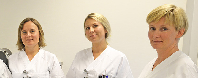 Noen få kvinner i hvite skjorter