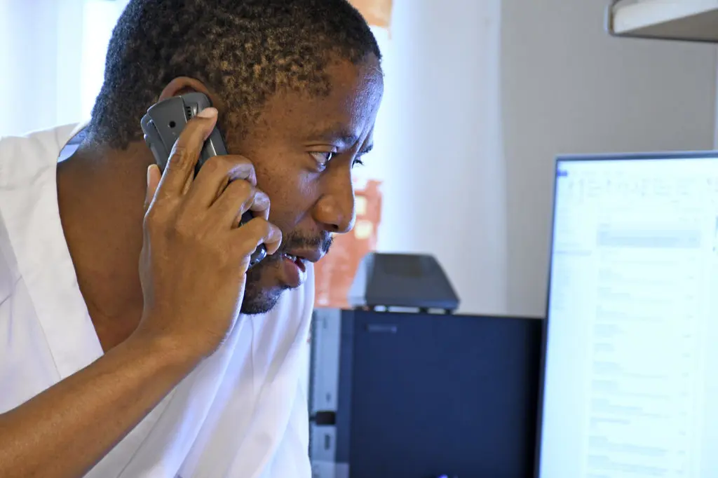 En mann som snakker i mobiltelefon