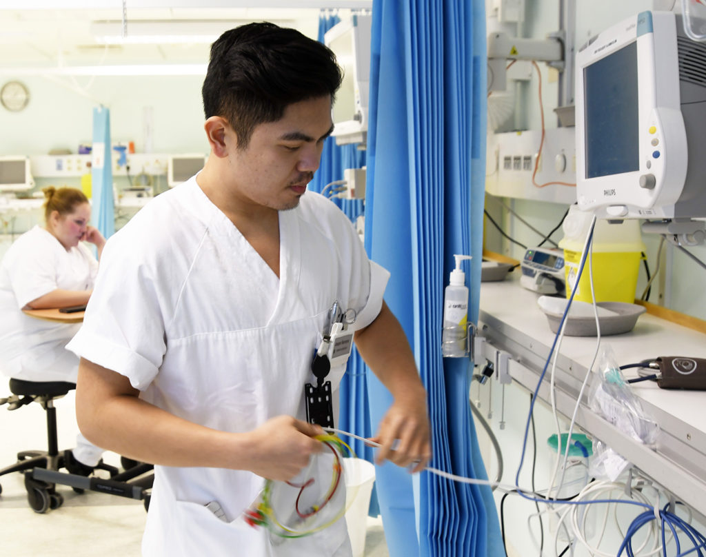 En person i hvit skjorte