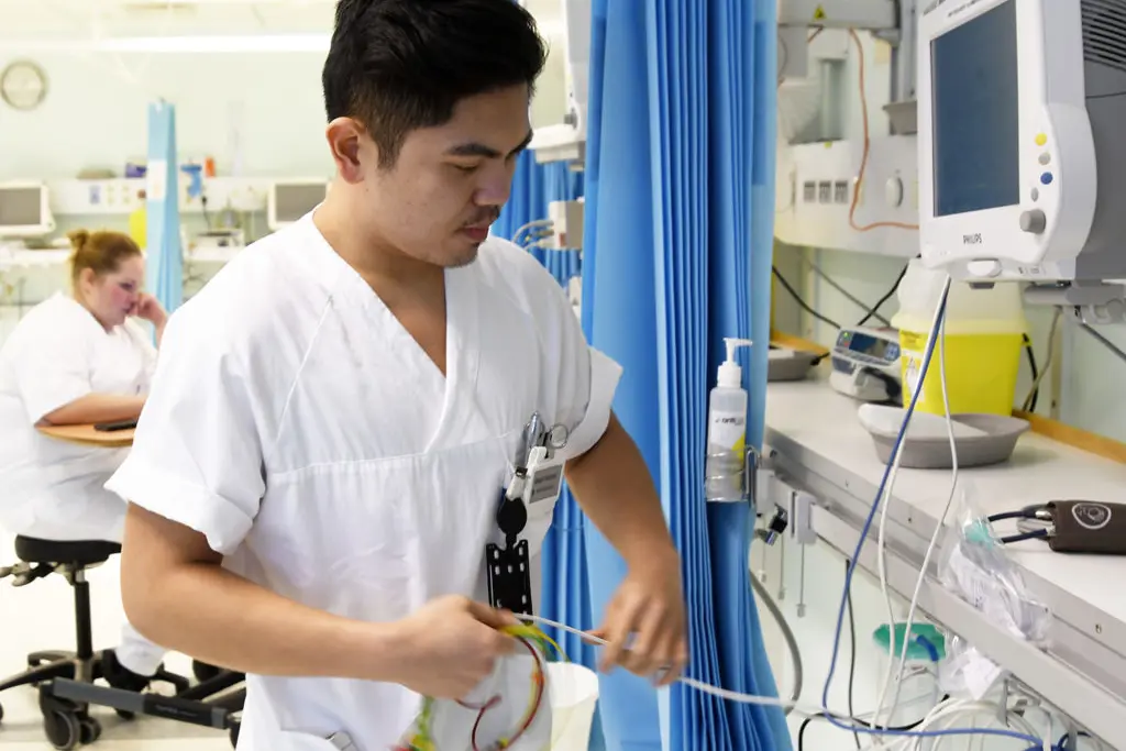 En person i hvit skjorte