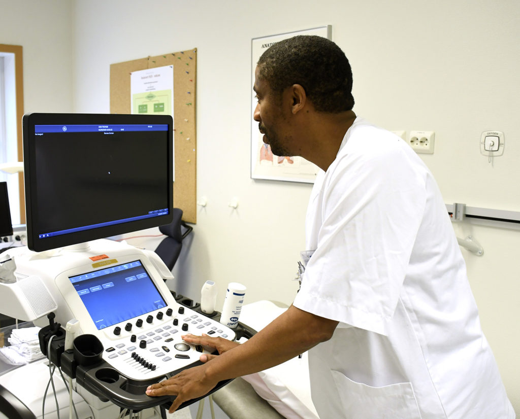 En mann som jobber ved en datamaskin