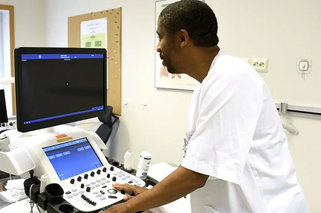 En mann som jobber ved en datamaskin