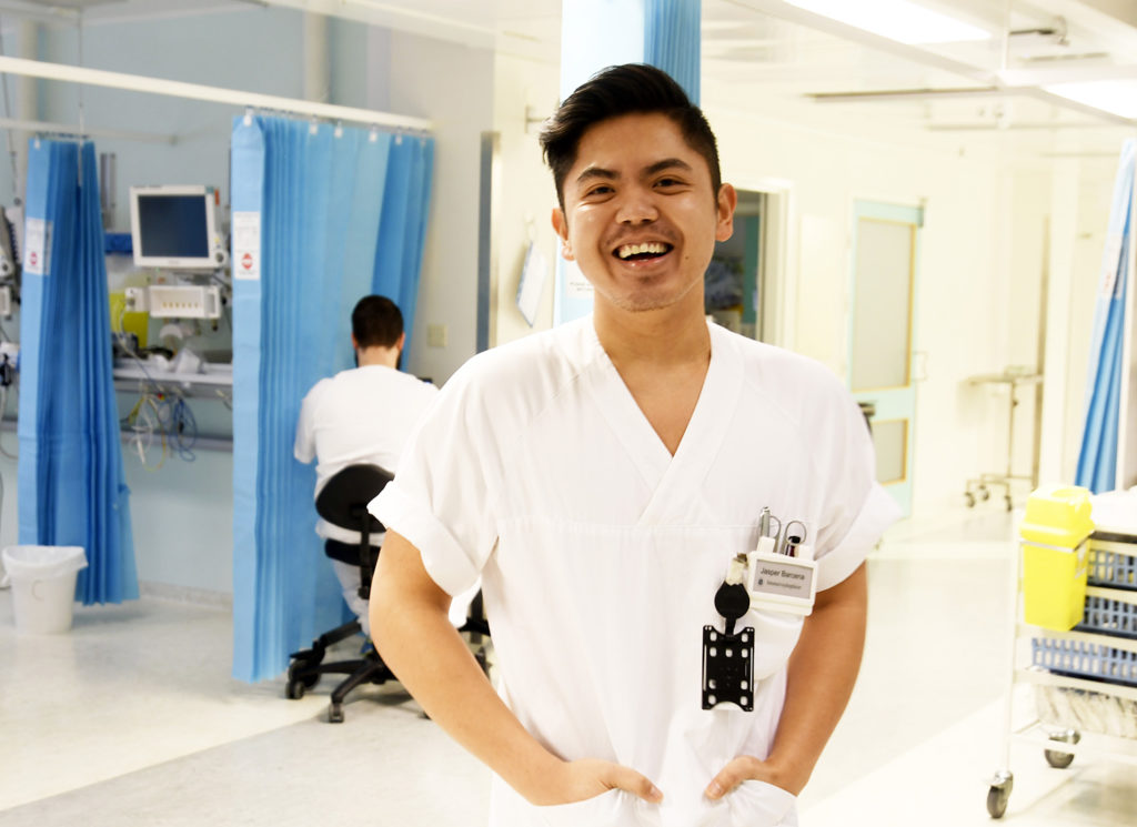 En person i hvit skjorte