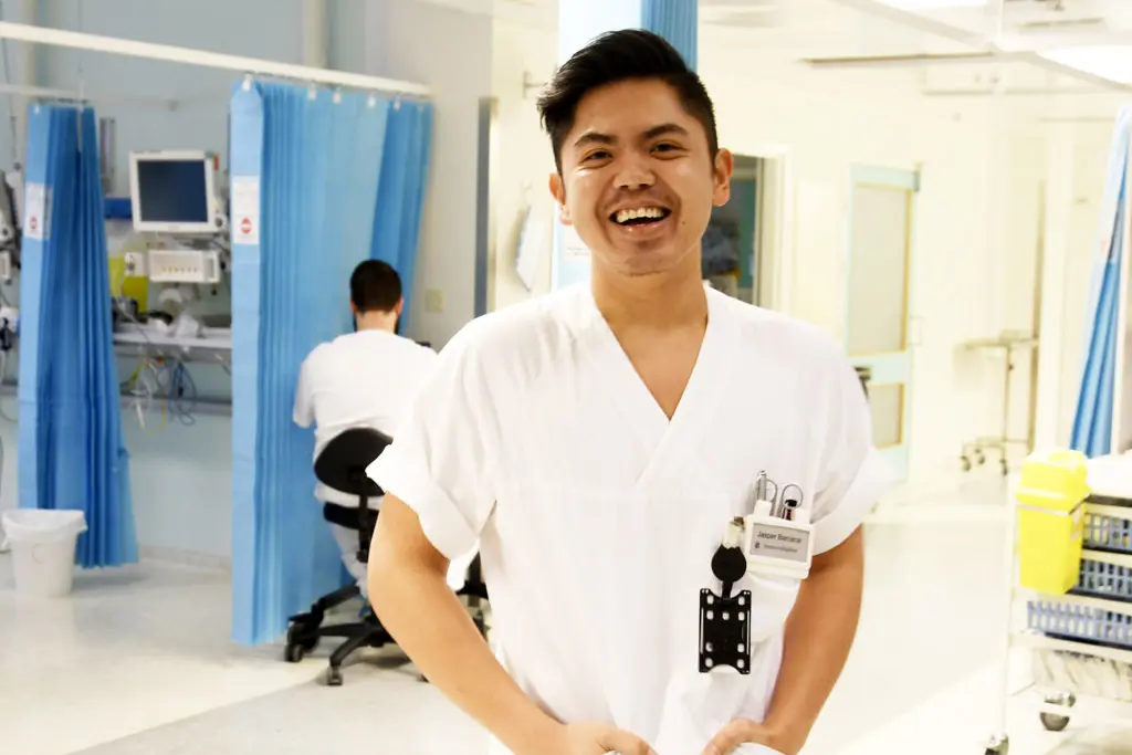 En person i hvit skjorte