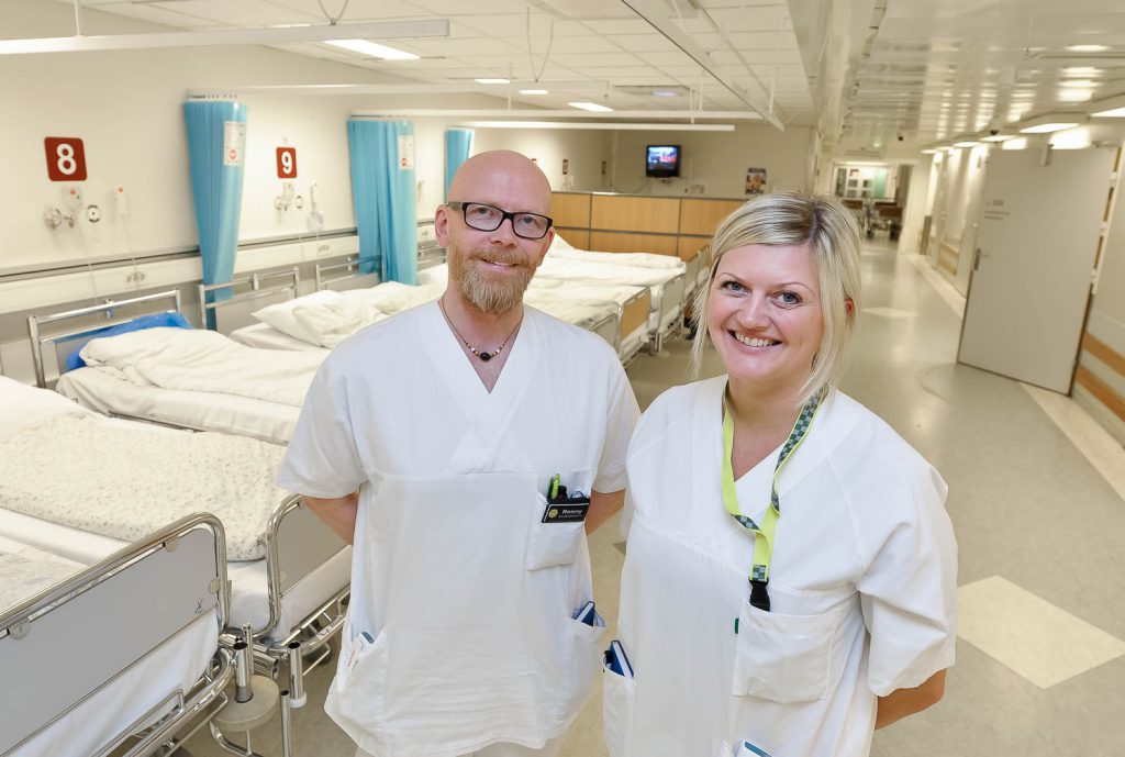 En mann og en kvinne på et sykehusrom