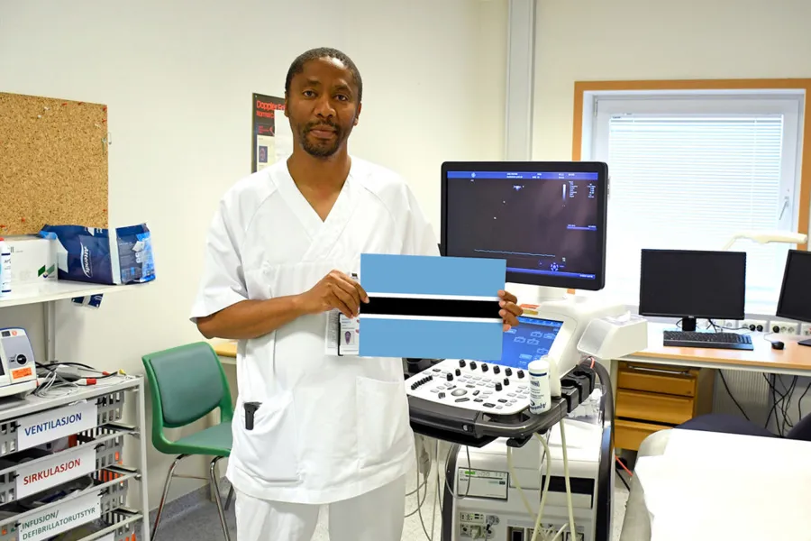 En mann som står foran en datamaskin