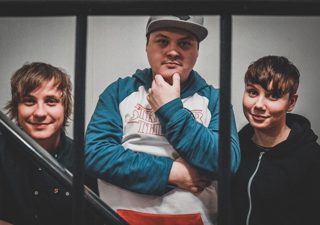 En gruppe menn poserer for et bilde