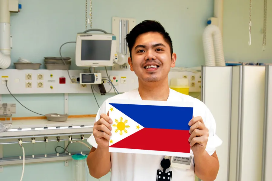 En person som holder en bok