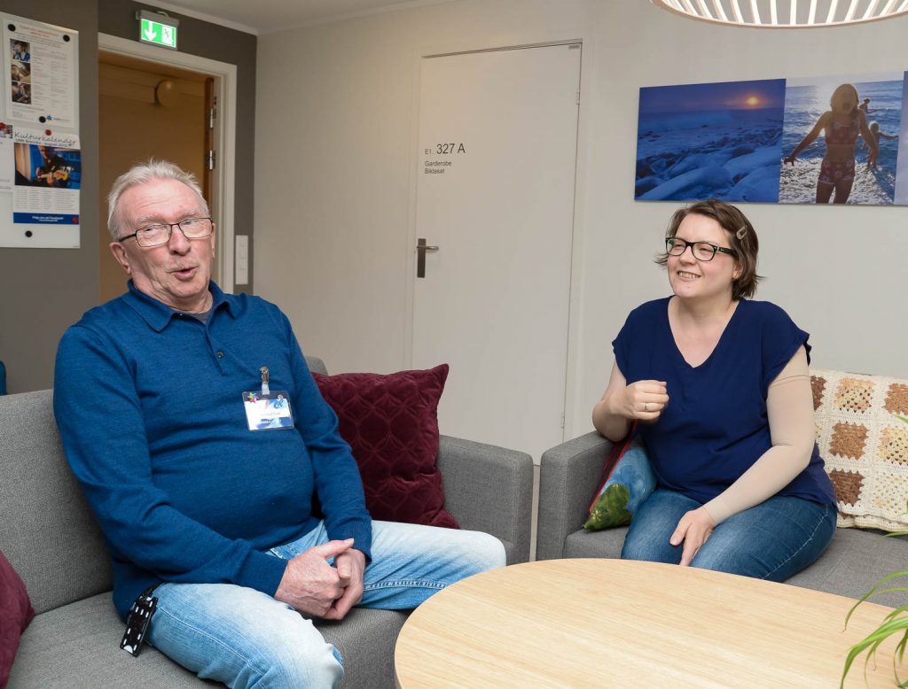 En mann og en kvinne som sitter i en sofa