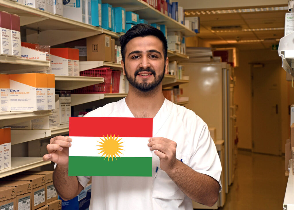 En mann som holder et skilt i en butikk