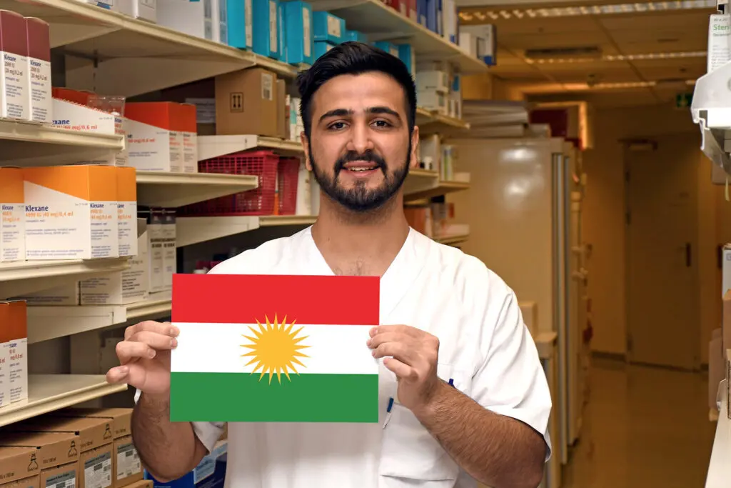 En mann som holder et skilt i en butikk