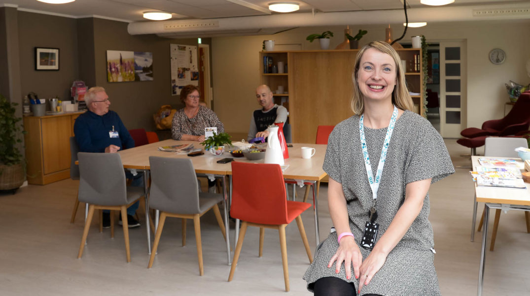 En person som står i en restaurant