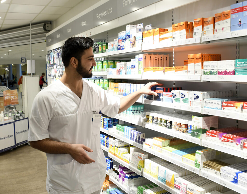 En mann i hvit skjorte i en butikk