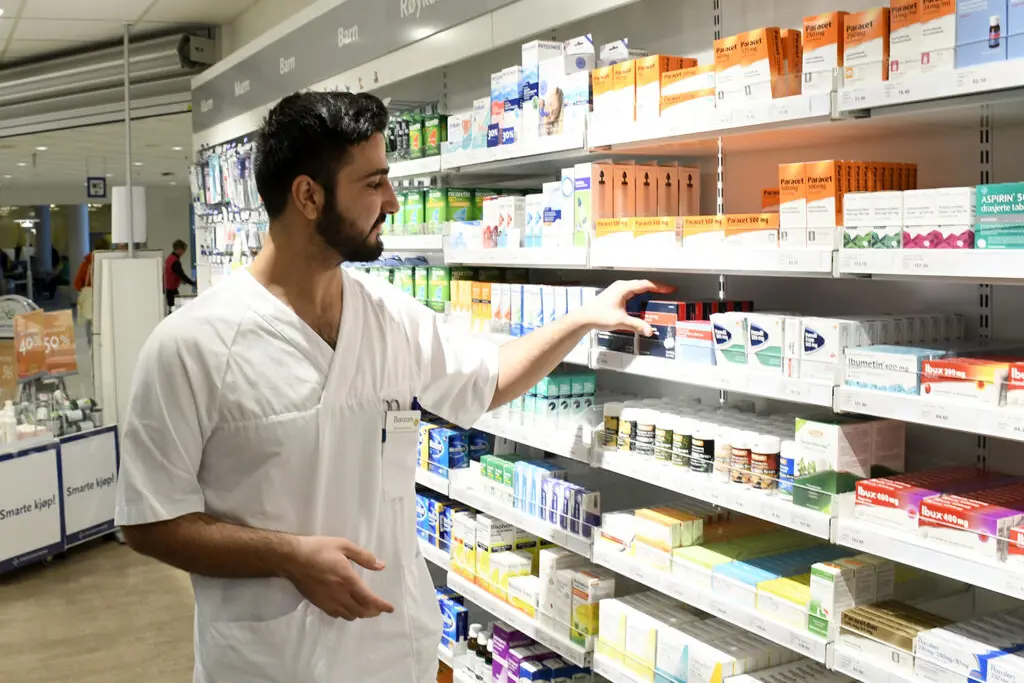 En mann i hvit skjorte i en butikk