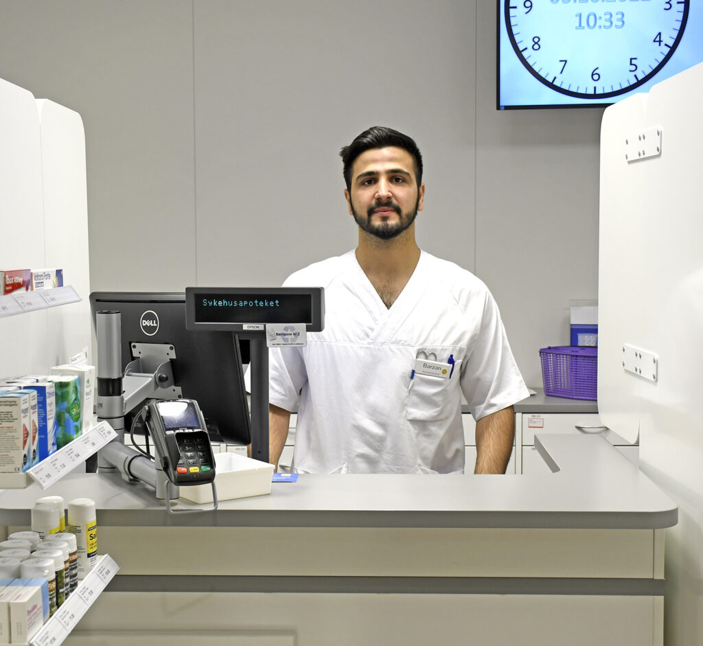 En mann i hvit frakk