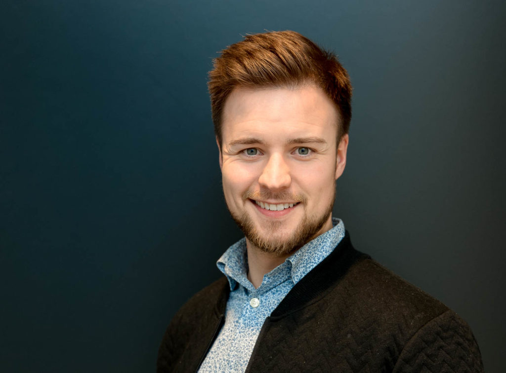 En mann med rødt hår