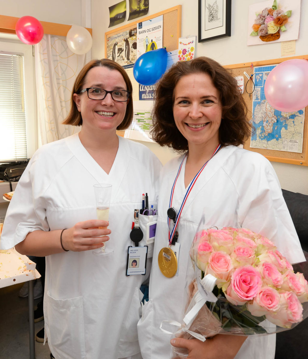 Et par kvinner som holder vinglass