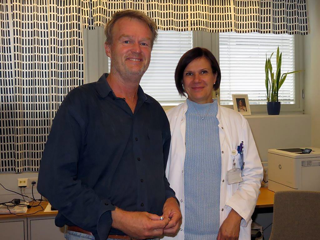 En mann og en kvinne poserer for et bilde