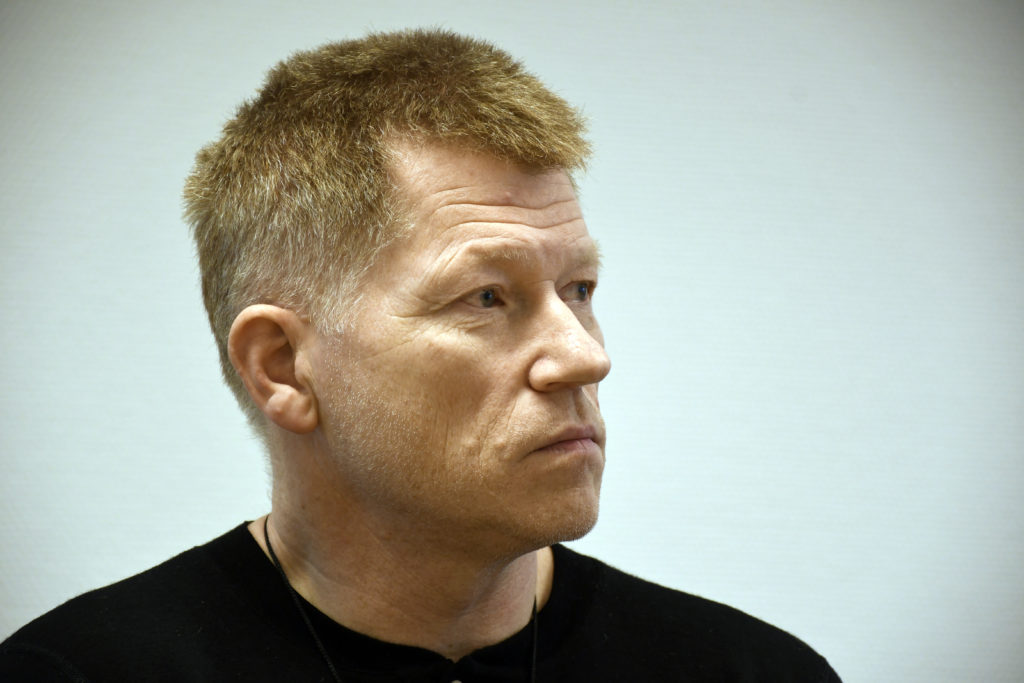 En mann med kort hår