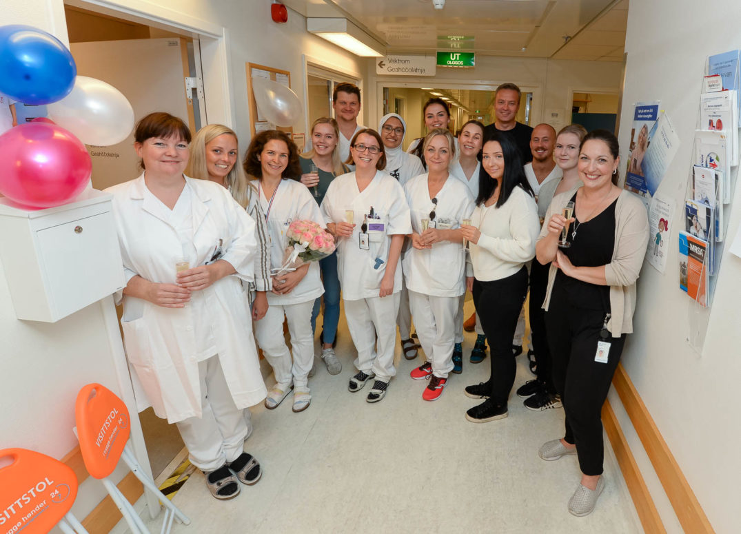 En gruppe mennesker som poserer for et bilde