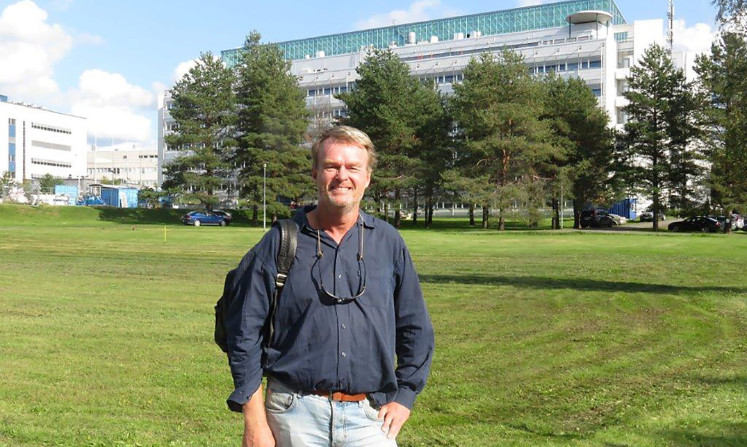 En mann som står på en gresseng