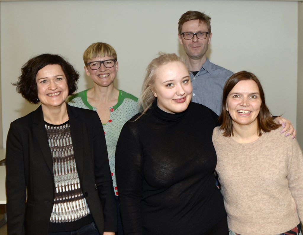 En gruppe mennesker som poserer for et bilde