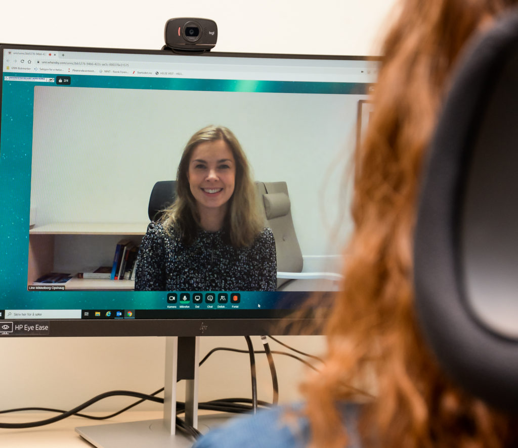 En person som sitter foran en dataskjerm