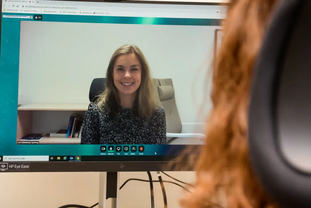 En person som sitter foran en dataskjerm