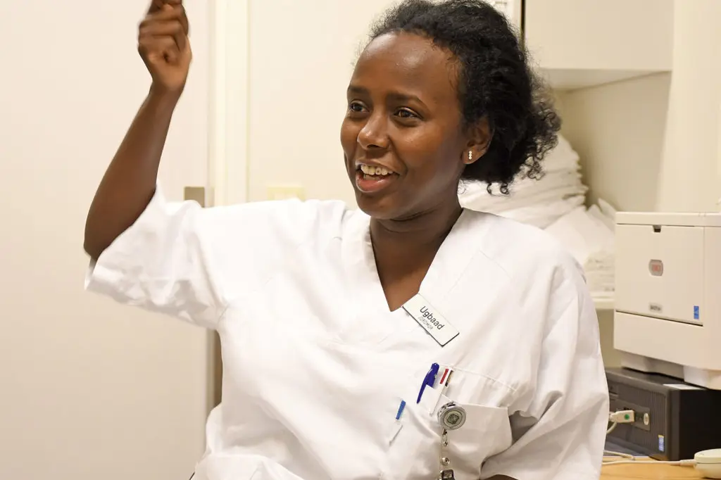 En person i hvit frakk