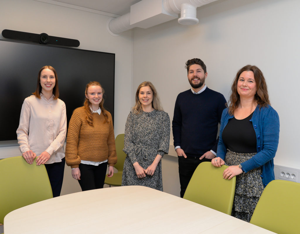 En gruppe mennesker som poserer for et bilde