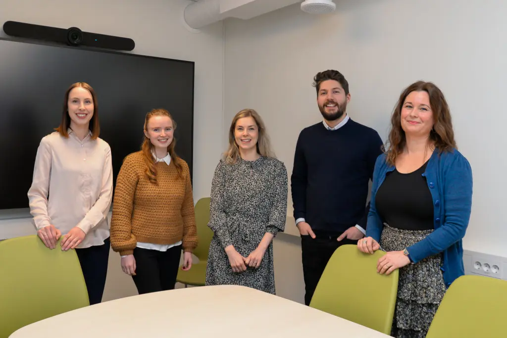 En gruppe mennesker som poserer for et bilde