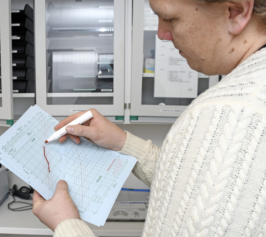 En mann som skriver på et ark