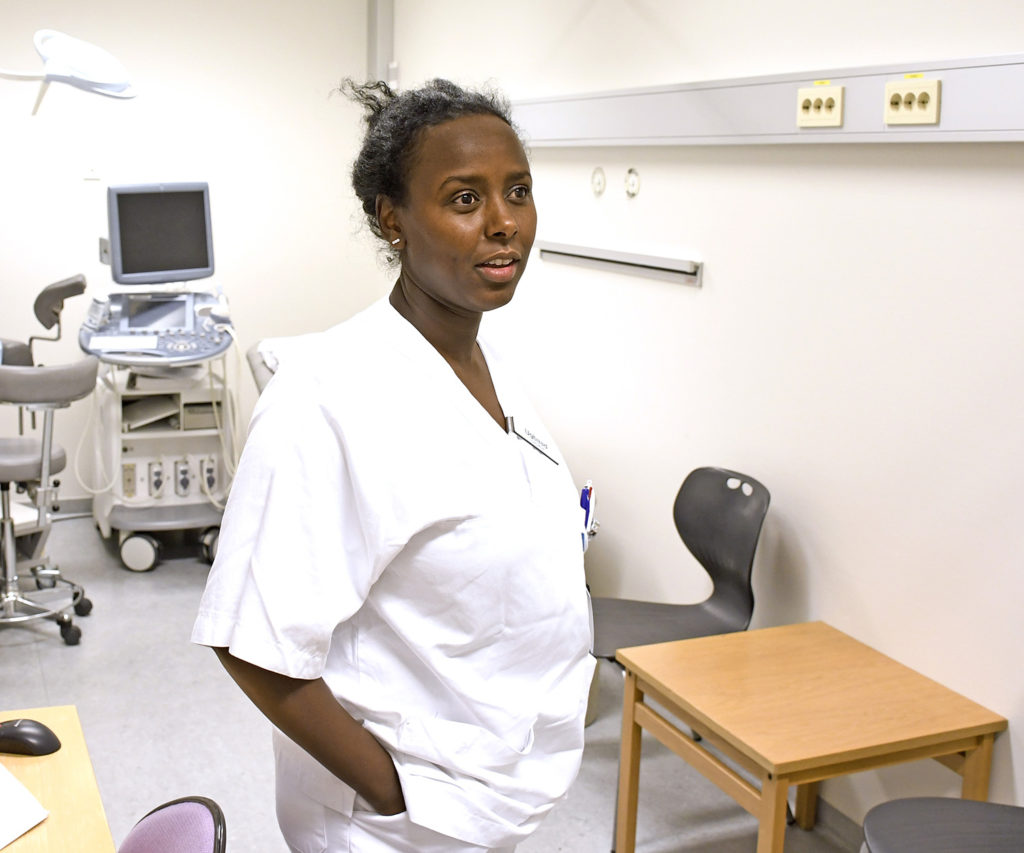 En person i hvit skjorte