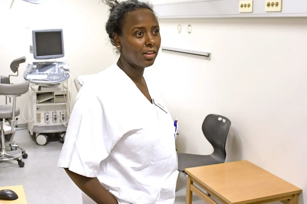 En person i hvit skjorte