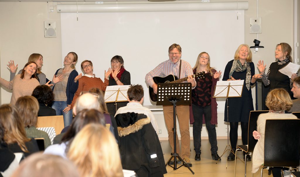 En gruppe mennesker i et rom