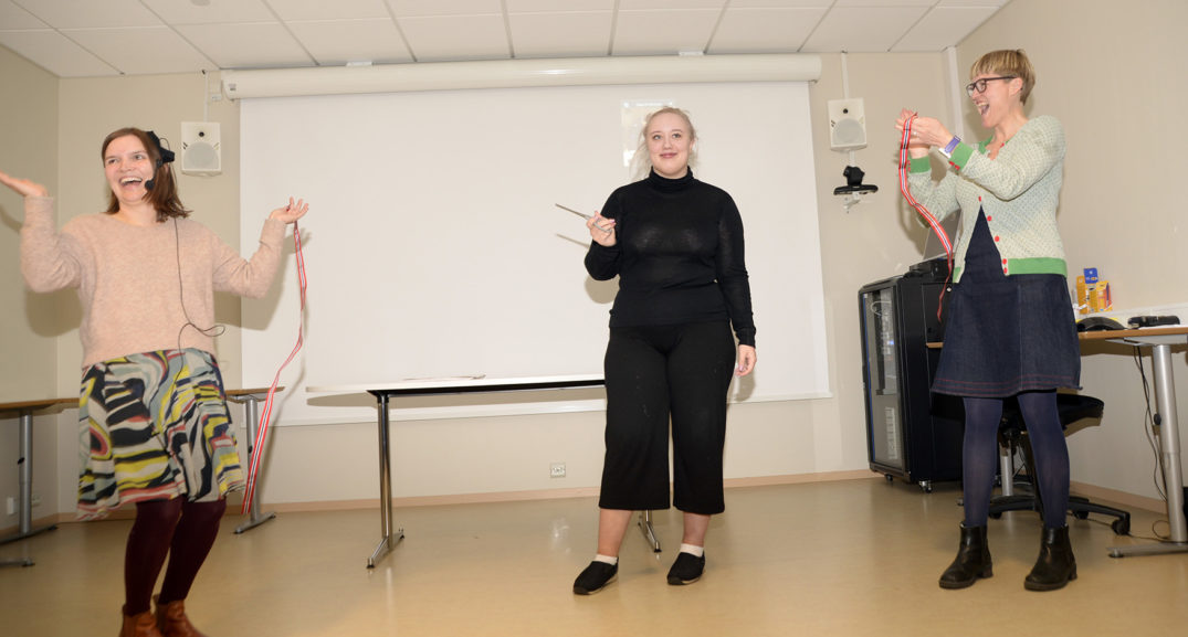 En gruppe kvinner som står foran en whiteboard