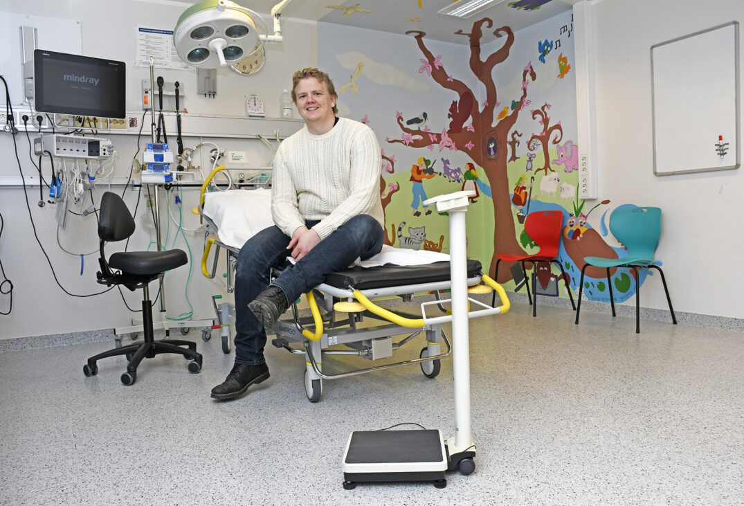 En mann som sitter på en stol