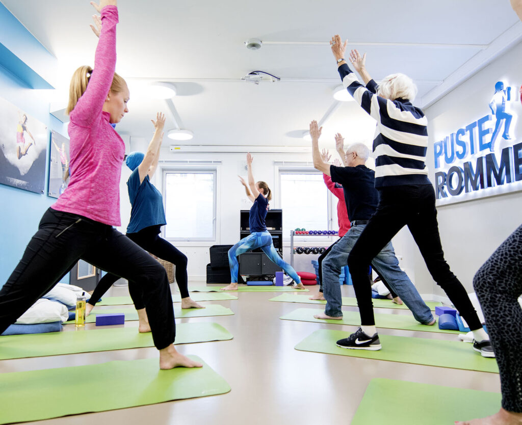 En gruppe mennesker som trener