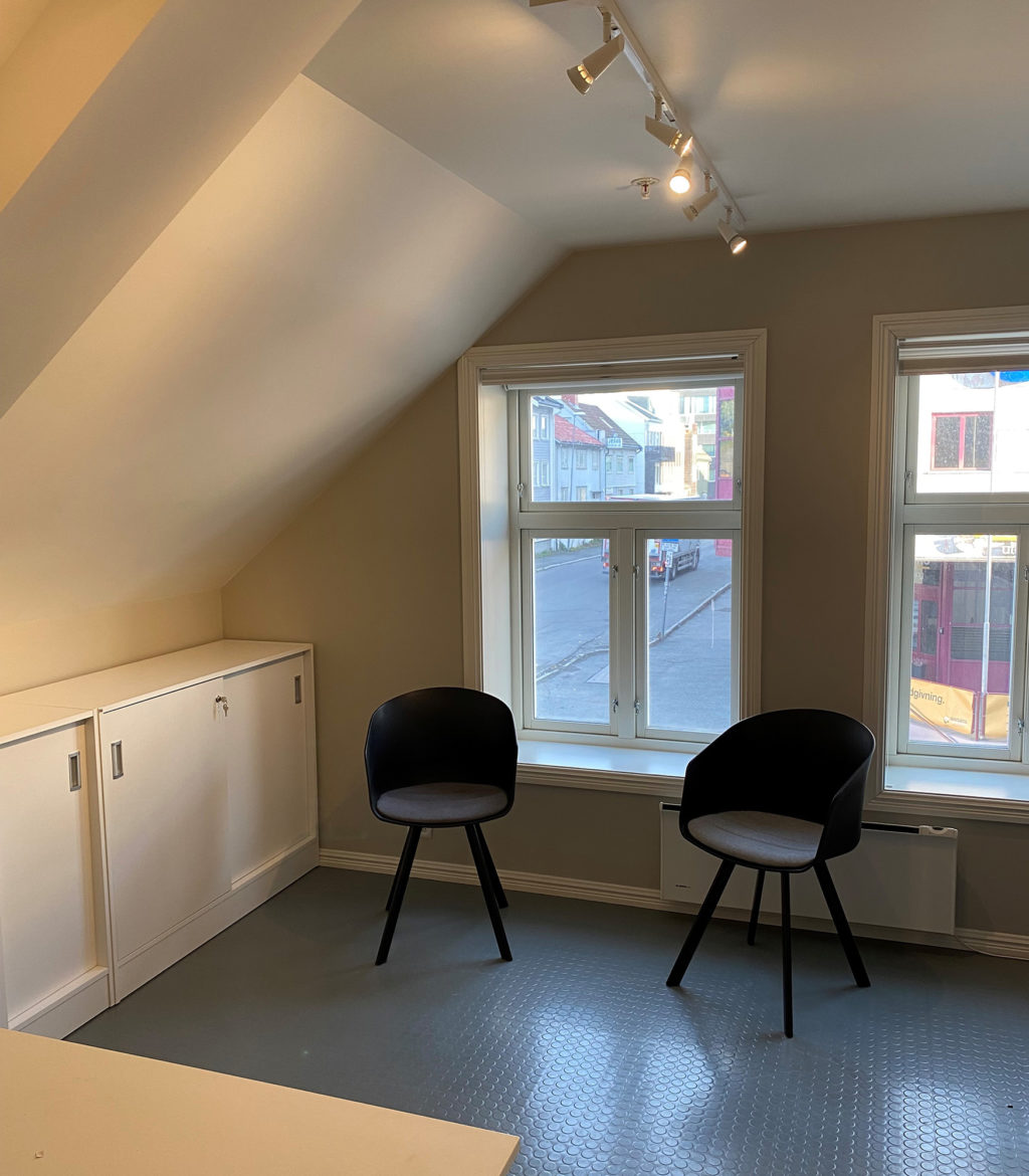 Et rom med stoler og et bord