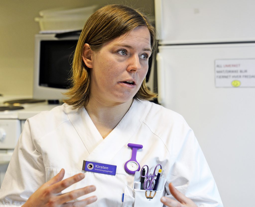 En kvinne i hvit frakk