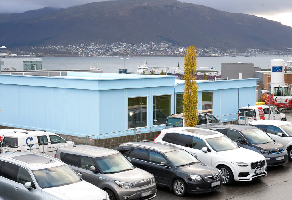 En parkeringsplass med biler