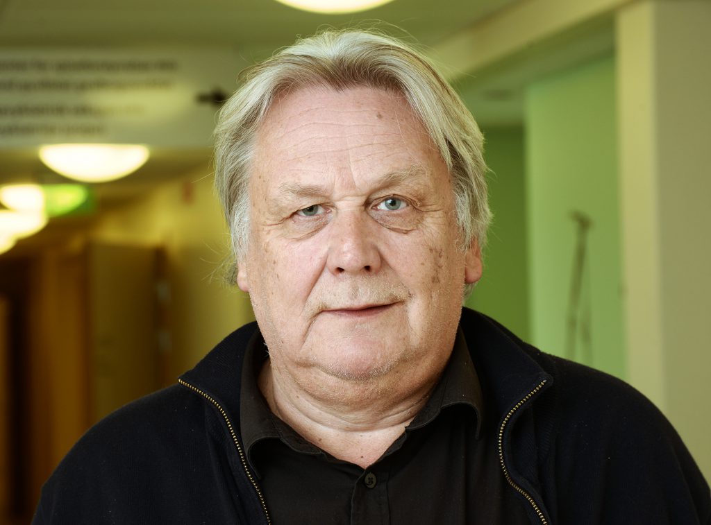 En mann med grått hår