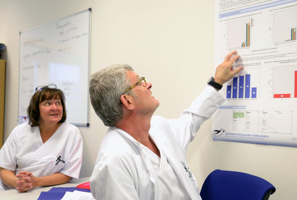 En mann og en kvinne i et klasserom