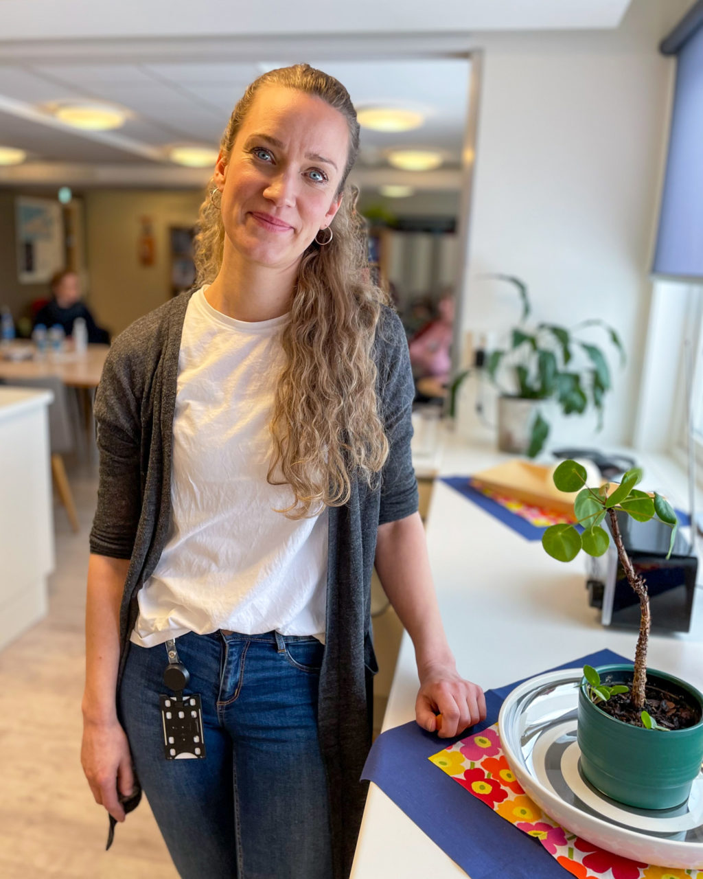 En kvinne som står i et rom