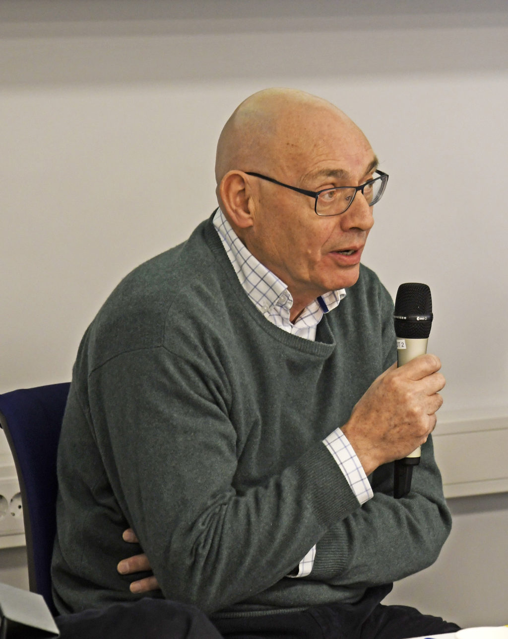 En mann som holder en mikrofon