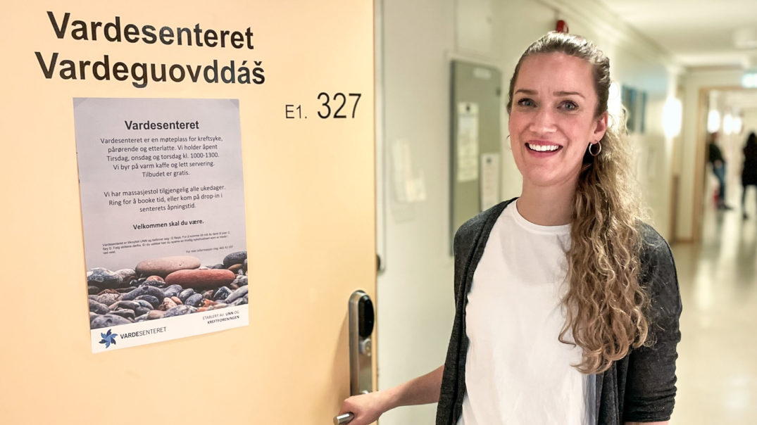 En person som holder en telefon