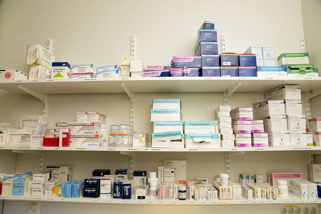 En hylle med mange esker på