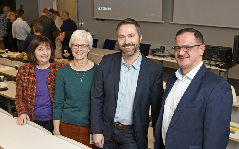 En gruppe mennesker som poserer for et bilde